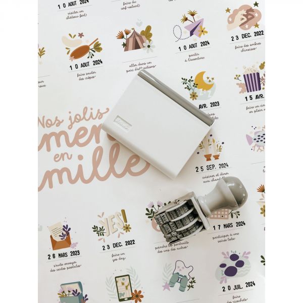 Coffret affiche à tamponner Nos jolis moments en famille + porte affiche en bois