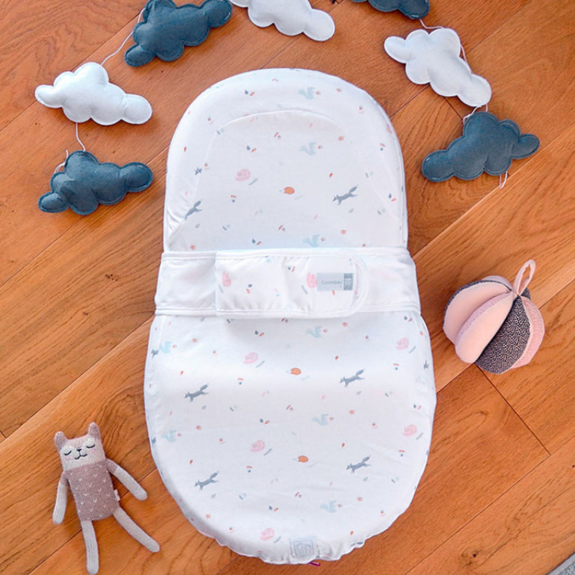 https://www.madeinbebe.com/boutique/uploads/articles/zoom/cocoonababy-avec-drap--happy-fox-red-castle_OB.jpg