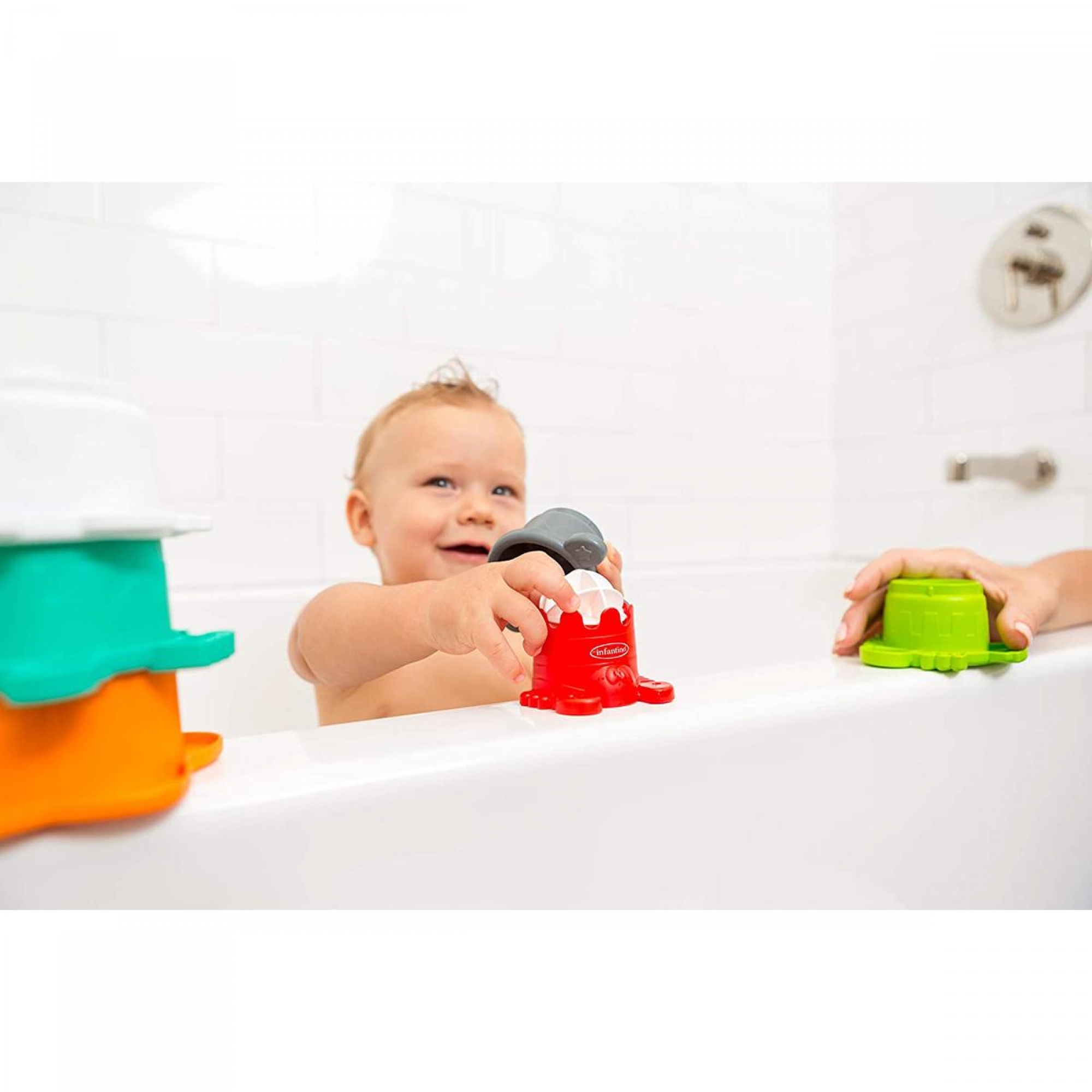 Jouets de bain gobelets à empiler, numérotés et à fond perforé pour créer  des fontaines d'eau INFANTINO - Infantino