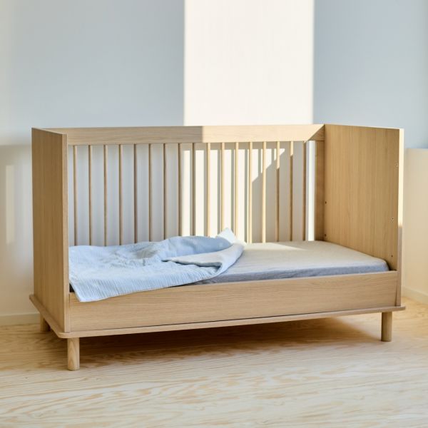 Chambre bébé duo lit 70x140 + commode à langer Nordica naturel avec pieds chêne