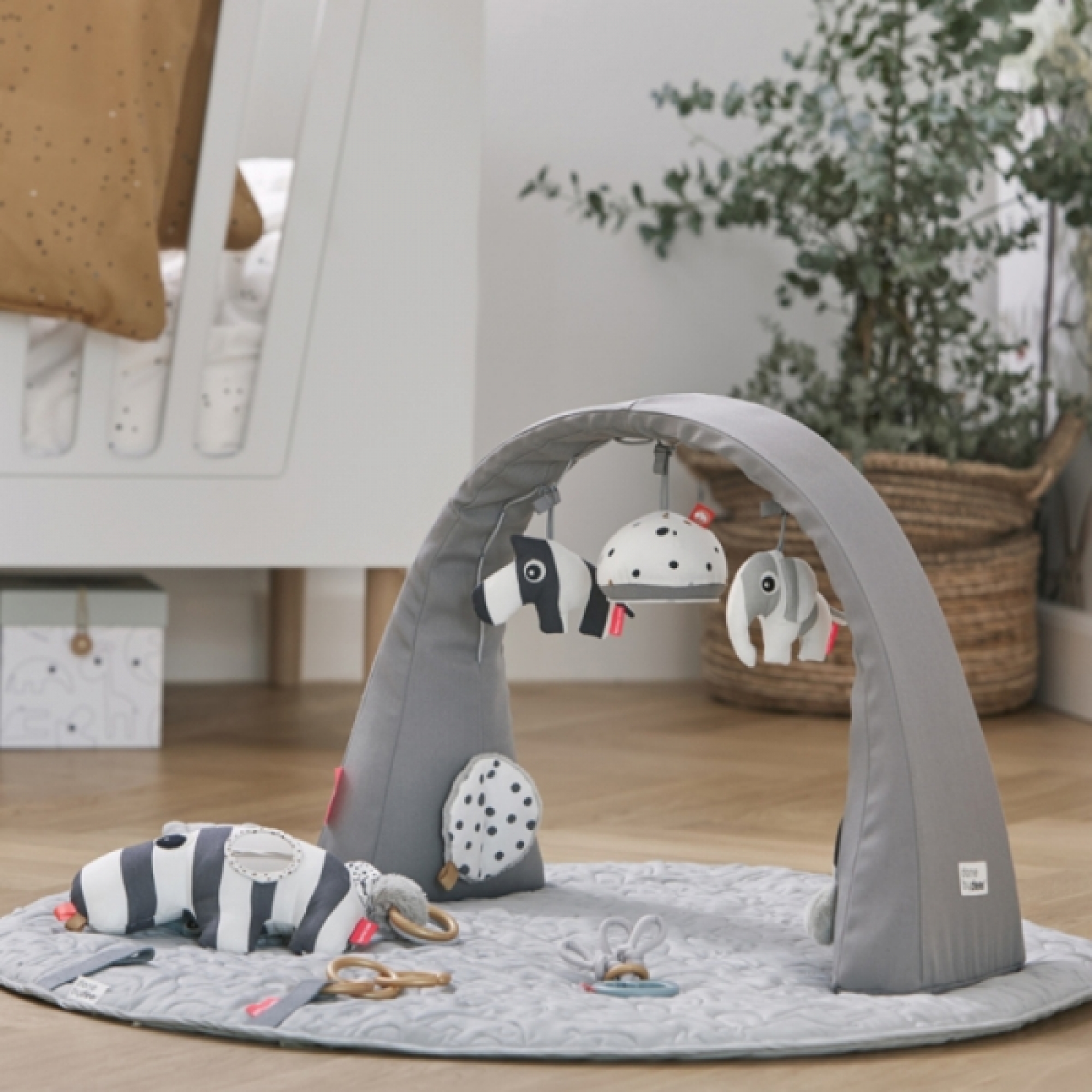 Done By Deer Tapis D'éveil Sleepy Friends 90 Cm Gris Et Arche D ...